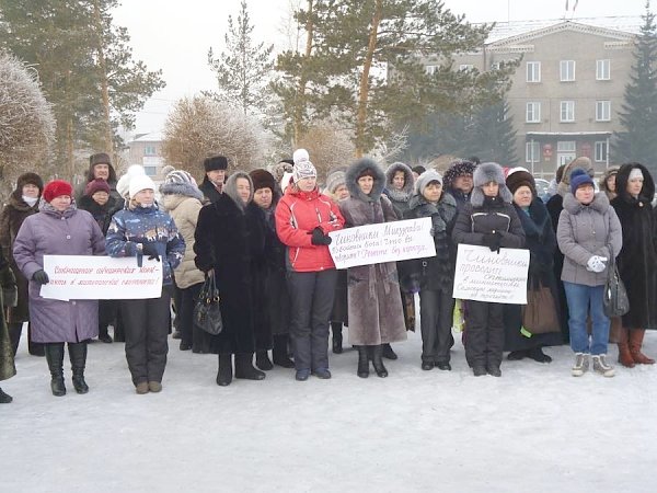 Республика Хакасия. Коммунисты вышли на акцию протеста против закрытия районного родильного дома