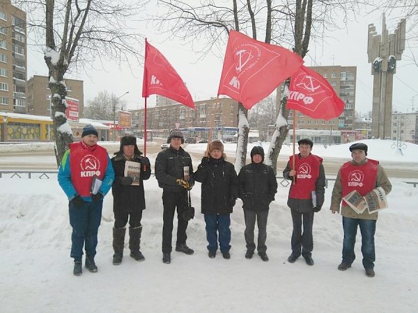 Республика Коми. Коммунисты провели пикет против неэффективной социально-экономической политика государства