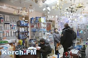 В керченском магазине «1000 мелочей» судебные приставы проводили опись имущества