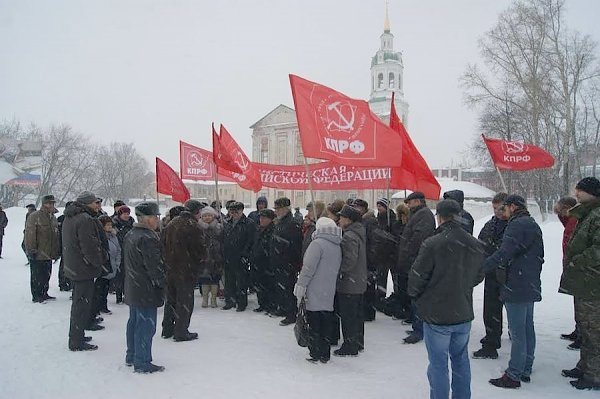 Кировские коммунисты провели митинг в защиту социальных прав людей труда