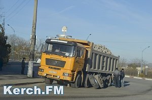 В Керчи грузовик ремонтируют на автобусной остановке