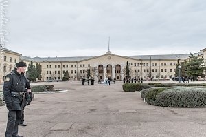 В севастопольском училище имени Нахимова гостям показывали пушки, акваланги и горящие мины