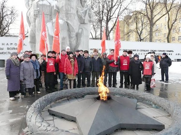 Чествуем защитников Родины, боремся за права трудящихся. Акция рязанских коммунистов