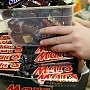 Mars отзовет продукцию в 55 странах из-за найденного в батончике пластика