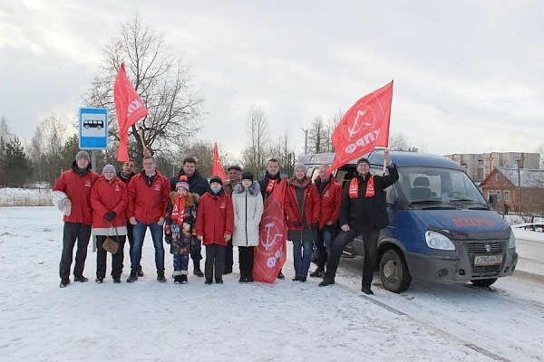 Коммунисты провели автопробег по Новгородскому району