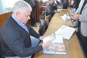 Евпаторийцы ознакомились с экспозицией номинантов на премию им. С.Э.Дувана