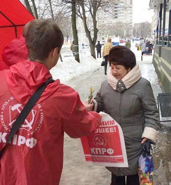 Первый секретарь Ивановского обкома КПРФ В.В. Клёнов лично поздравил жительниц Иваново с Международным женским днём