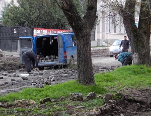 В Столице Крыма втихаря вывозят развороченную мэрией «немецкую» брусчатку, пока чиновники спят (Фото)