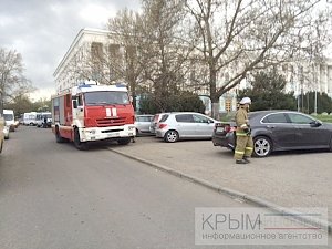 Пакет со стационарным телефонным аппаратом, оставленный у здания Совета Министров, поднял на ноги полицию и МЧС