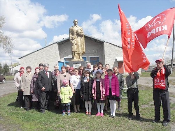 Курганская область. Коммунисты Мишкинского районного отделения КПРФ провели акцию, посвященную Знамени Победы