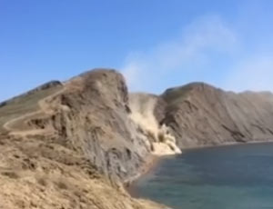 В Крыму в море обрушился мыс Хамелеон (ВИДЕО)