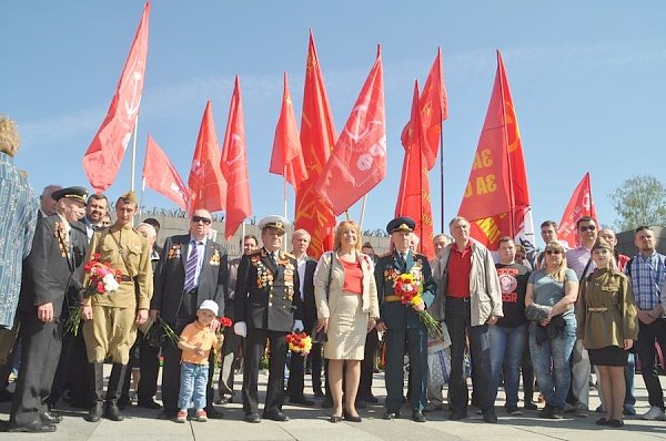 Санкт-Петербург. Коммунисты и комсомольцы возложили венок и цветы на Пискаревском мемориальном кладбище