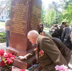 В столице Крыма официально введён в эксплуатацию реконструированный Сквер имени Владимира Высоцкого