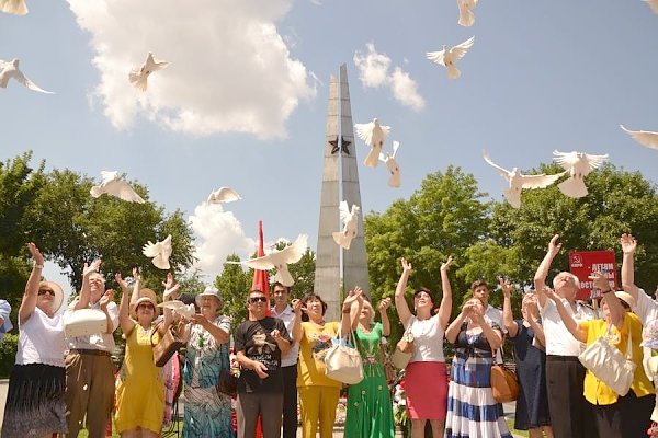 При поддержке КПРФ в Астраханской научной библиотеке прошла гражданско-патриотическая акция «Мы помним»