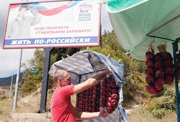 «Чем ярче эйфория, тем тяжелее отходняк». Кумовство, коррупция и бездорожье — что говорят крымчане о жизни на полуострове