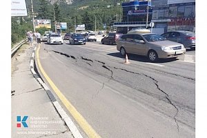 В Крыму в районе Массандры произошёл оползень. Движение для грузового транспорта закрыто