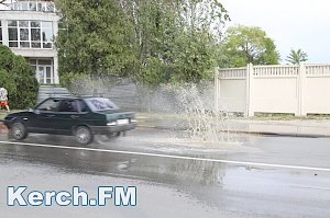 В Керчи на Адмиралтейском проезде — порыв водовода