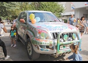 Пациенты больницы по улице Титова используют иномарки в качестве мольбертов