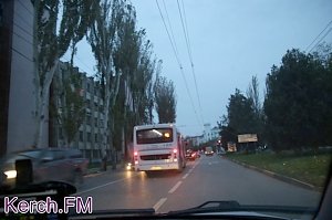 В Керчи ветер валит деревья