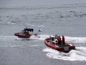 Непогода затрудняет поиск моряков с затонувшего плавкрана