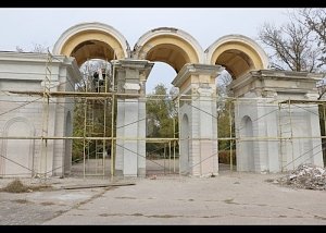 В Керчи почти за 500 тыс рублей отреставрировали арку в Приморском парке