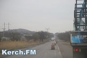 В Керчи при выезде из города на новом асфальте появилась яма