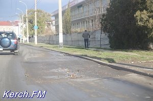 В Керчи яма на Адмиралтейском становится все глубже