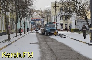 В центре Керчи ремонтируют перекресток