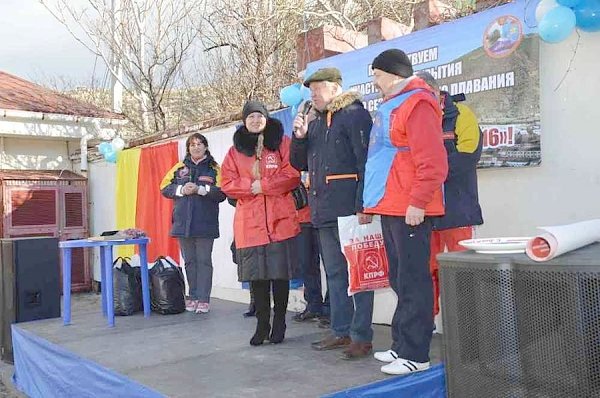 При участии Севастопольского горкома КПРФ в Балаклаве открыли сезон зимнего плавания