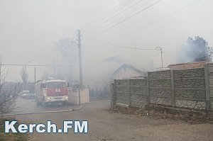 В Керчи в Аршинцево горит мастерская по изготовлению памятников