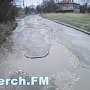 В Керчи несколько месяц по улице течет питьевая вода