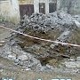 В Керчи после работ водоканала на месте снова появилась огромная яма