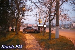 В Керчи «Мазда» въехала в дерево