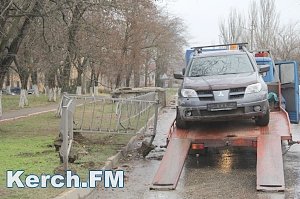 В Керчи «Mitsubishi» снес ограждение