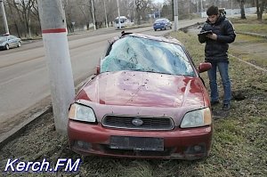 В Керчи иномарка въехала в столб, водитель без сознания