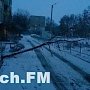 В Керчи дерево упало на дорогу во дворе