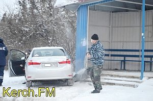 В Керчи автомобиль врезался в автобусную остановку