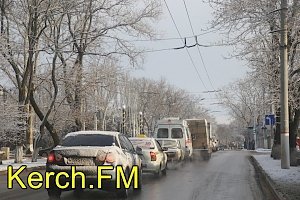 В Керчи машины встали в очередь от светофора до светофора