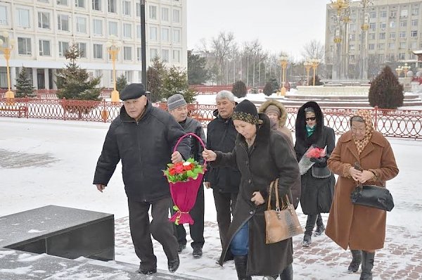 Верны заветам Ильича. Акция памяти в столице Калмыкии