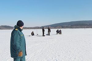 Крымские спасатели разъясняют рыбакам причины небезопасной ловли рыбы зимой