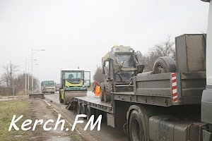 Ямы на новом асфальте на выезде из Керчи «латают» в дождь