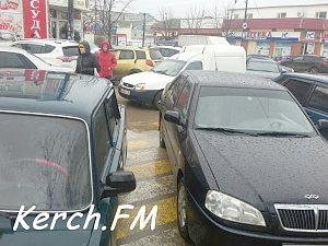 В Керчи на Пролетарской водители паркуют свои автомобили на пешеходном переходе