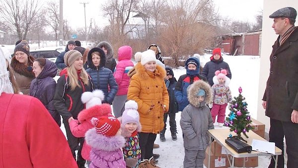 Луганские дети получили новогодние подарки от Ленинградского обкома КПРФ