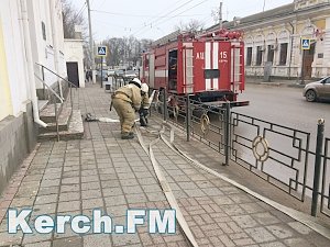 В Керчи спасатели тренировались тушить пожар в храме