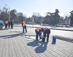 В Евпатории на Театральной площади теперь нельзя парковать авто