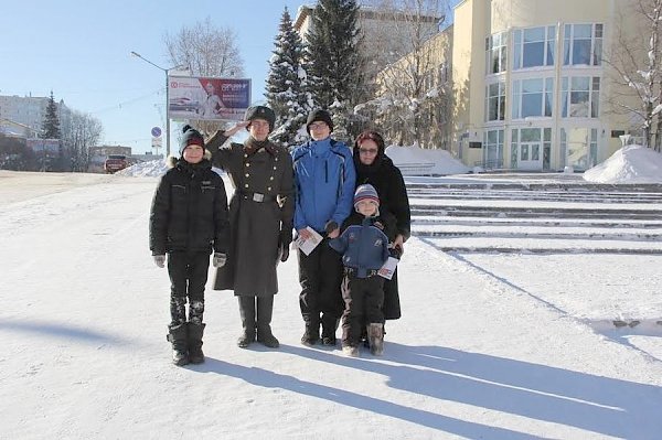 Республика Коми. Комсомольцы Сыктывкара поздравили горожан с мужским праздником