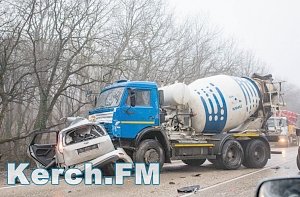 На керченской трассе иномарка столкнулась с бетономешалкой, погибли двое