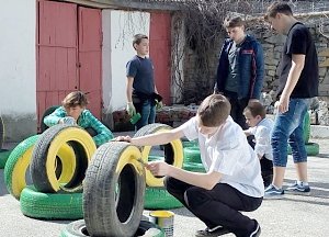 Феодосийские школьники с помощью цветов и разукрашенных покрышек благоустраивают город