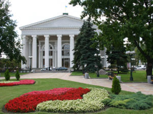 Гостеатр Крыма подписал соглашение о сотрудничестве с Донецким драмтеатром