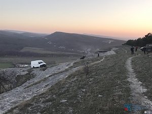 На краю 50-метрового обрыва: спасатели второй раз за сутки вытащили ГАЗель, почти скатившуюся в пропасть